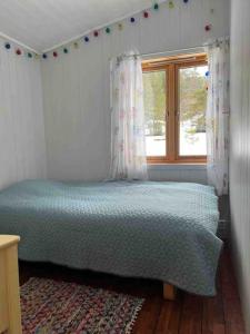莫尔德Frittliggende hytte i flott turterreng的一间卧室配有一张带窗户和地毯的床