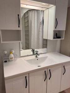 莫尔德Frittliggende hytte i flott turterreng的白色的浴室设有水槽和镜子