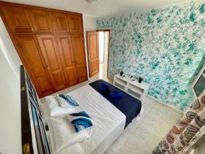 奥尔索拉Casa la Pardela的一间卧室配有蓝色和白色床单