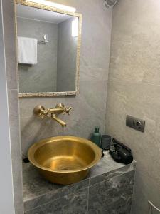 利沃夫Center Lviv Avenue 23的浴室设有金色水槽和镜子