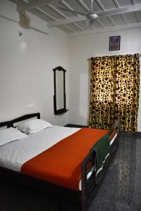 桑提科帕Rochas Valley Homestay的一间卧室配有一张大床和镜子
