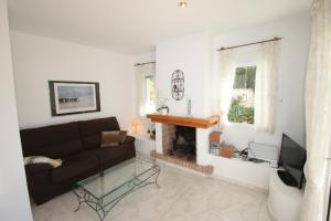 莫莱拉Sesam - sea view villa with private pool in Moraira的带沙发和壁炉的客厅