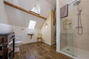 Saint-MathieuVilla Verte的带淋浴和卫生间的浴室