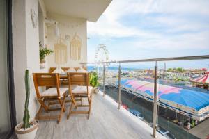 北马马亚-讷沃达里Sea View Apartment的设有一个配有桌椅并享有美景的阳台。