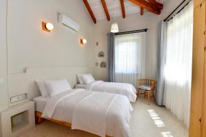 费特希耶Sojoy Villa Allure的一间卧室设有两张床、一把椅子和一个窗户。
