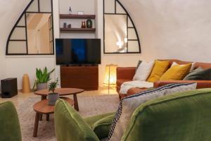 耶路撒冷Cozy Heritage Home Jerusalem的客厅配有两张沙发和一台电视机