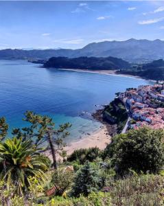 拉斯特雷斯VIVIENDA VACACIONAL "EL CANXILÓN" Situada en Lastres - Zona Oriente de ASTURIAS - Casa independiente - Terraza con vistas al mar a 800 m de la playa的享有海滩美景,设有房屋和大海