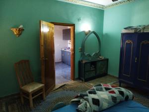 卢克索Gabawy Garden Ferienwohnung的一间卧室设有绿色的墙壁、一张床和镜子
