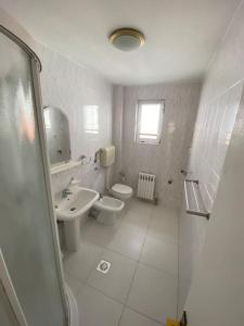 萨拉热窝Downtown House with garden的白色的浴室设有卫生间和水槽。