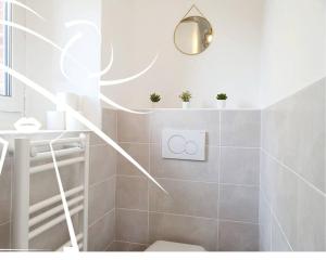 雷恩La Suite N°05 par Madame Conciergerie的一间带卫生间和灯具的浴室