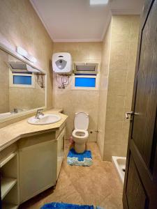 艾因苏赫纳Telal Al Sukhna Only families的一间带卫生间和水槽的浴室