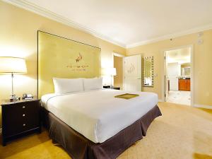 拉斯维加斯Amalz Suites Collection at MGM Signature !的一张大床,位于酒店客房内,设有一张大床
