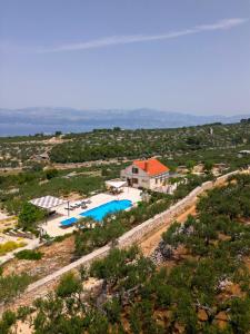 苏佩塔尔Villa Fani的享有房子和游泳池的空中景致