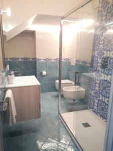 弗洛里Villa Furoris Apartment的带淋浴、盥洗盆和卫生间的浴室