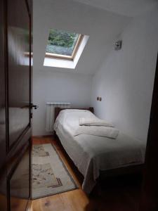 RožajeWeekend house Grahovača的一间小卧室,配有床和窗户