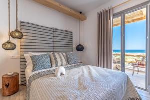 阿吉奥斯普罗科皮奥斯Naxos Contelibro的一间卧室设有一张床,享有海景