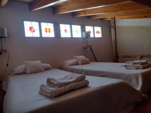 迈普Departamento céntrico Maipú的配有2张床的客房设有窗户和毛巾。