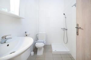 利迈纳里亚Hotel Papageorgiou的白色的浴室设有水槽和卫生间。