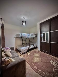 艾因苏赫纳Telal Al Sukhna Only families的带沙发和双层床的客厅