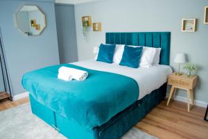 伊灵Luxury Cityscape London - Free Parking!的蓝色卧室配有一张带蓝色床单的大床