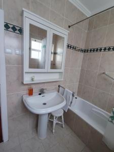 圣克鲁斯达格拉西奥萨Casa do Paúl的浴室配有盥洗盆、镜子和浴缸