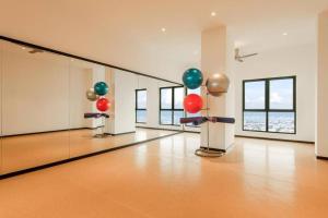 大山脚【NEW】Modern Comfort Studio@Juru Sentral Icon City的大楼内带气球和镜子的大房间