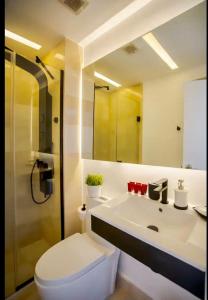 蓬塔卡纳Hard Rock at Cana Rock 1 by Unwind Properties的一间带水槽、卫生间和淋浴的浴室