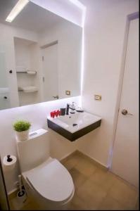 蓬塔卡纳Hard Rock at Cana Rock 1 by Unwind Properties的浴室配有白色卫生间和盥洗盆。