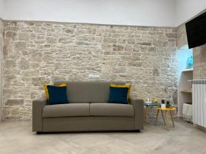 卡萨马西马Mediterre Domus的带沙发和砖墙的客厅
