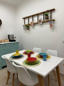 卡萨马西马Mediterre Domus的一张白色的桌子,上面有盘子和碗