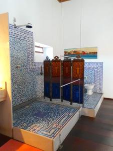 圣路易斯Casa Lavinia的浴室设有蓝色和白色瓷砖,配有卫生间
