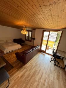 BolligenPrivate room for long term rent 1000-1200CHF per month的一个带床和沙发的大客厅