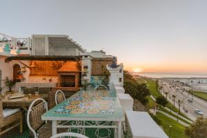丹吉尔Riad Villa with Mediterranean Sea Views of Spain and Gibraltar的海景阳台上的桌子