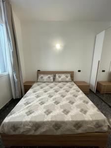 萨沃纳Due passi dal mare的一间卧室,卧室内配有一张大床
