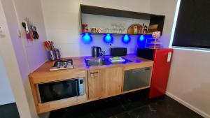 皮里港The Good Life的厨房配有微波炉和冰箱。