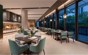 三亚三亚山海天雅诗阁服务公寓的用餐室设有桌椅和窗户。