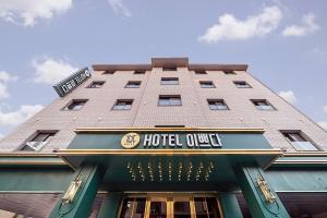 原州市Wonju Hotel Ippda的上面有酒店出口标志的建筑
