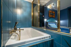 原州市Wonju Hotel Ippda的蓝色的浴室设有水槽和镜子