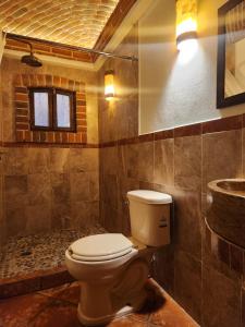 乔卢拉Hotel Santa Irene的一间带卫生间和水槽的浴室
