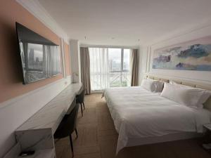 上海华美国际酒店的一间设有大床和窗户的酒店客房