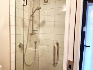 惠灵顿U Suites on Rongotai Rd的带淋浴的浴室,带玻璃门