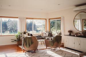 罗托鲁瓦Paradise Valley Lodge的带沙发、椅子和窗户的客厅