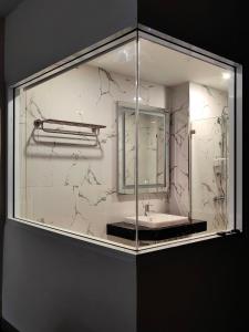 合艾Chinatown Living Hatyai的浴室设有玻璃窗户和水槽