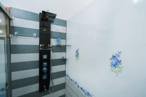 KāladiParudeesa - Kerala的浴室设有黑色和白色条纹墙