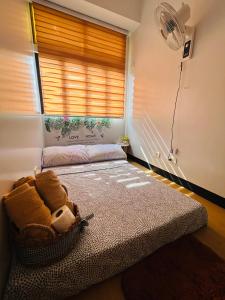 CaintaCerevic的一间位于客房角落的带一张床的房间