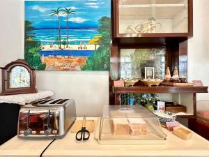 曼谷定索梦宾馆的一个带烤面包机和一些面包的柜台