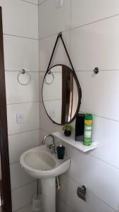 坦加拉-达塞拉Tangará da Serra的一间带水槽和镜子的浴室