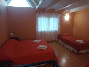 埃尔卡拉法特UAKEN CABAÑAS的客房设有两张床和窗户。