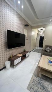 艾卜哈ليلك lilac的客厅配有壁挂式大屏幕平面电视