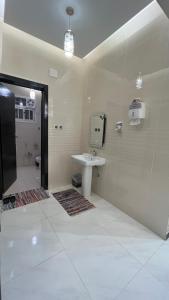 艾卜哈ليلك lilac的一间带水槽、卫生间和镜子的浴室
